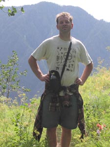 Thomas Elpel hiking outdoors.